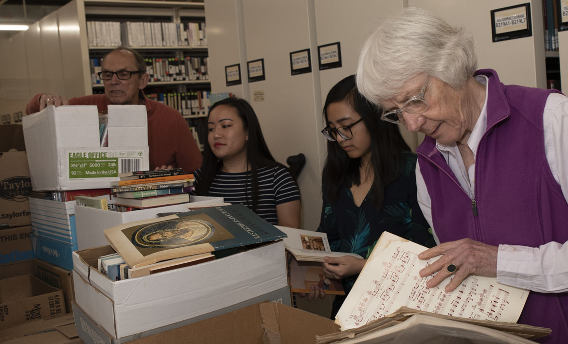 photo of ELP students and VCU Libraries volunteers